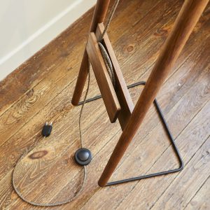 Lampadaire KNGB en bois et feutre détail du pied bois massif et cordon tissu chez L'inatelier nantes
