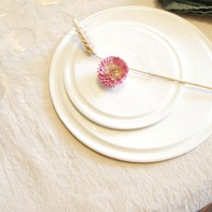Petite Assiette à dessert en porcelaine. Bord plat. L'Inatelier Nantes. Céramique Ambre. Fabrication française
