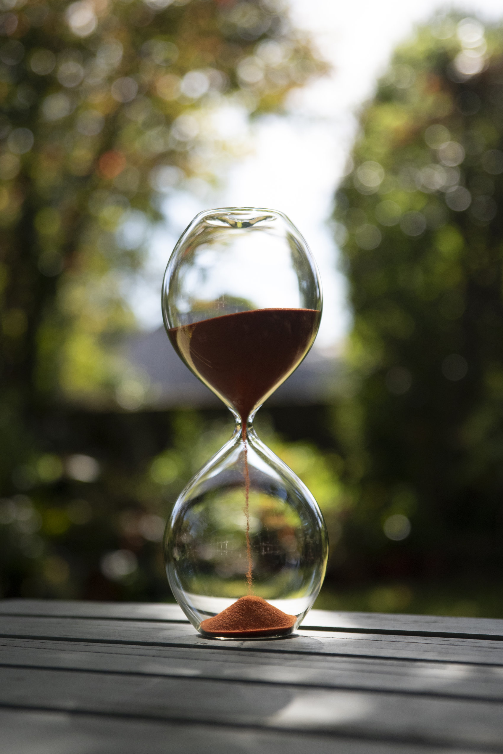 Sablier design en verre soufflé. Sablier en verre et sable de vendée. Photo KarollPetit_Nivyne_092018-236