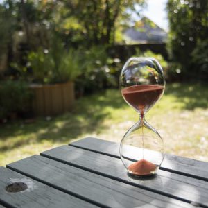 Sablier design en verre soufflé. Sablier en verre et sable de vendée. Photo KarollPetit_Nivyne_092018-236