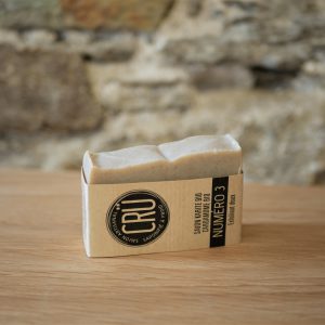 Savon beurre de karité bio et cardamome bio CRU numéro 3 écologique, éthique, artisanal et zéro déchet, tranche couché à l'INATELIER Nantes