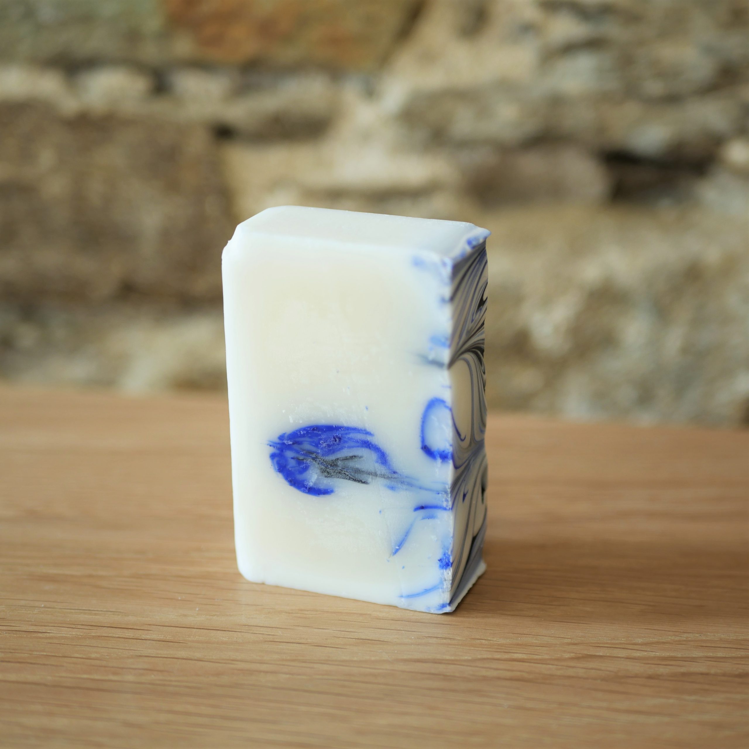 Savon beurre de cacao bio et huile de tournesol bio CRU numéro 4 écologique, éthique, artisanal et zéro déchet, sans emballage à l'INATELIER Nantes