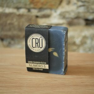 Savon artisanal CRÜ Numéro 5 –Charbon végétal et beurre de cacao écologique, éthique, artisanal et zéro déchet déballé à l'INATELIER Nantes
