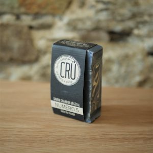 Savon artisanal CRÜ Numéro 5 –Charbon végétal et beurre de cacao écologique, éthique, artisanal et zéro déchet, vue de face à l'INATELIER Nantes