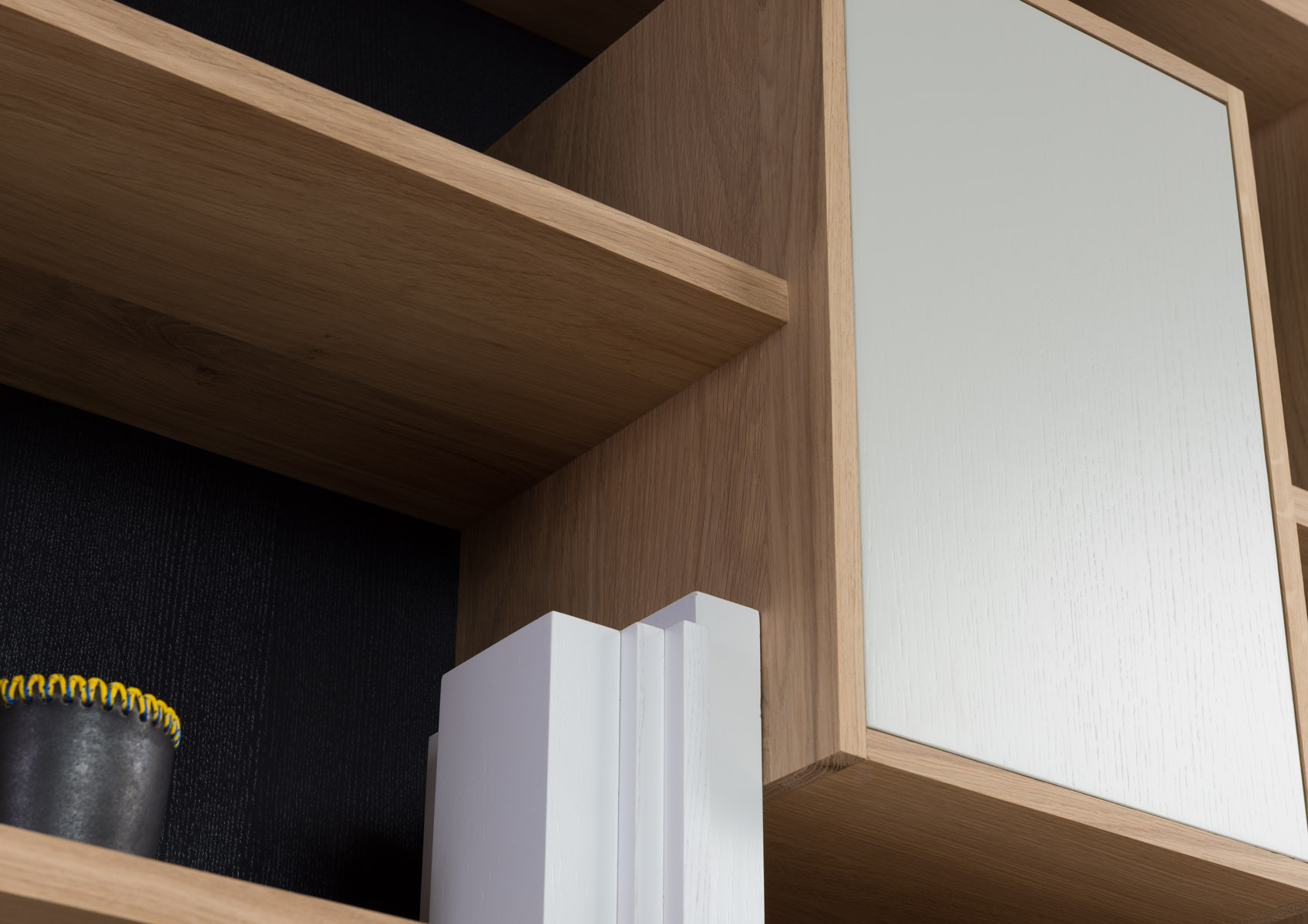 bibliothèque mixage 100 en chene massif Drugeot manufacture L'INATELIER détail rangement étagère et case fermée 1 - bookcase-4