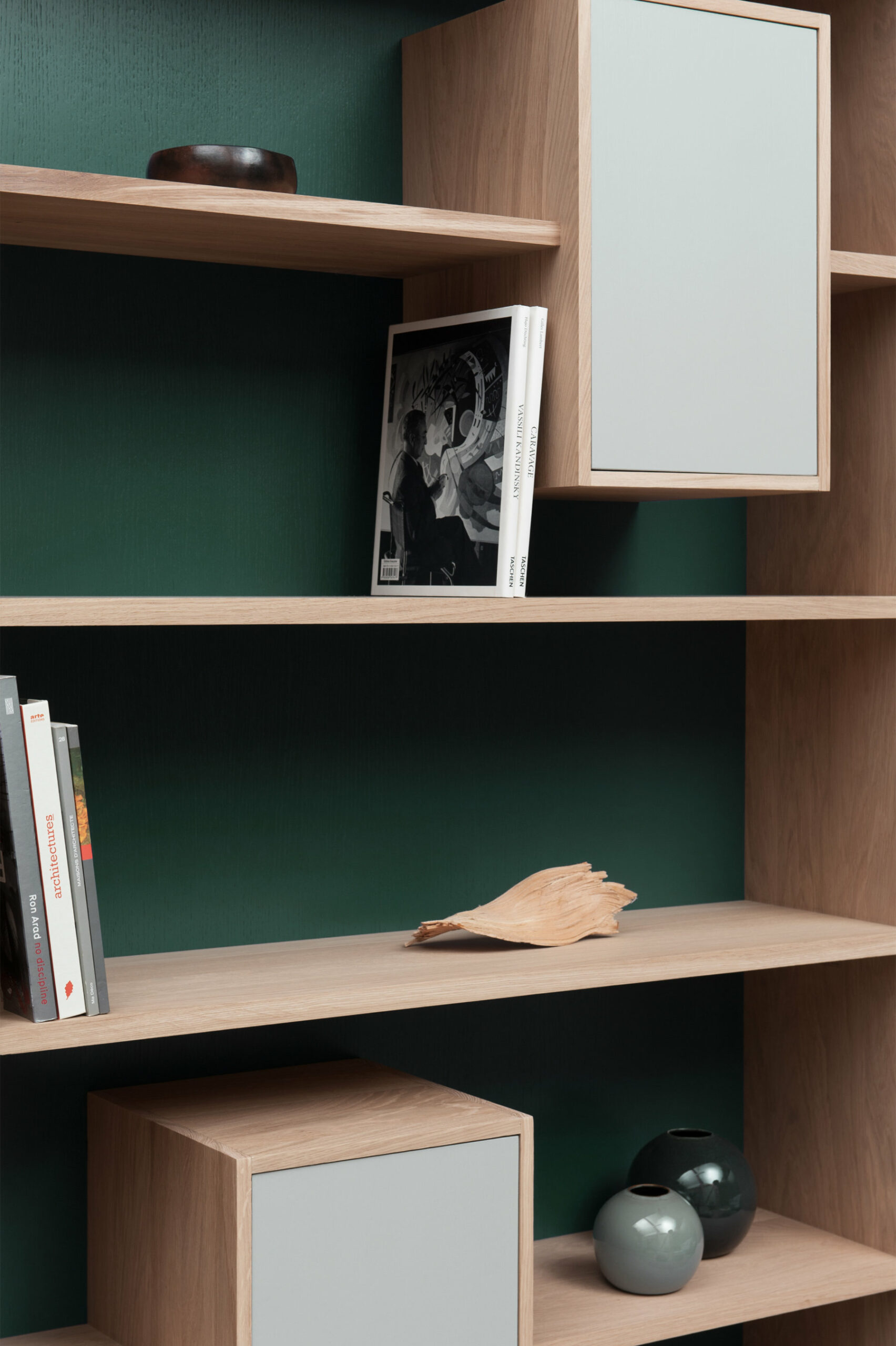 bibliothèque design mixage 100 en chene massif Drugeot manufacture L'INATELIER détail rangement étagère et case fermée avec fond vert
