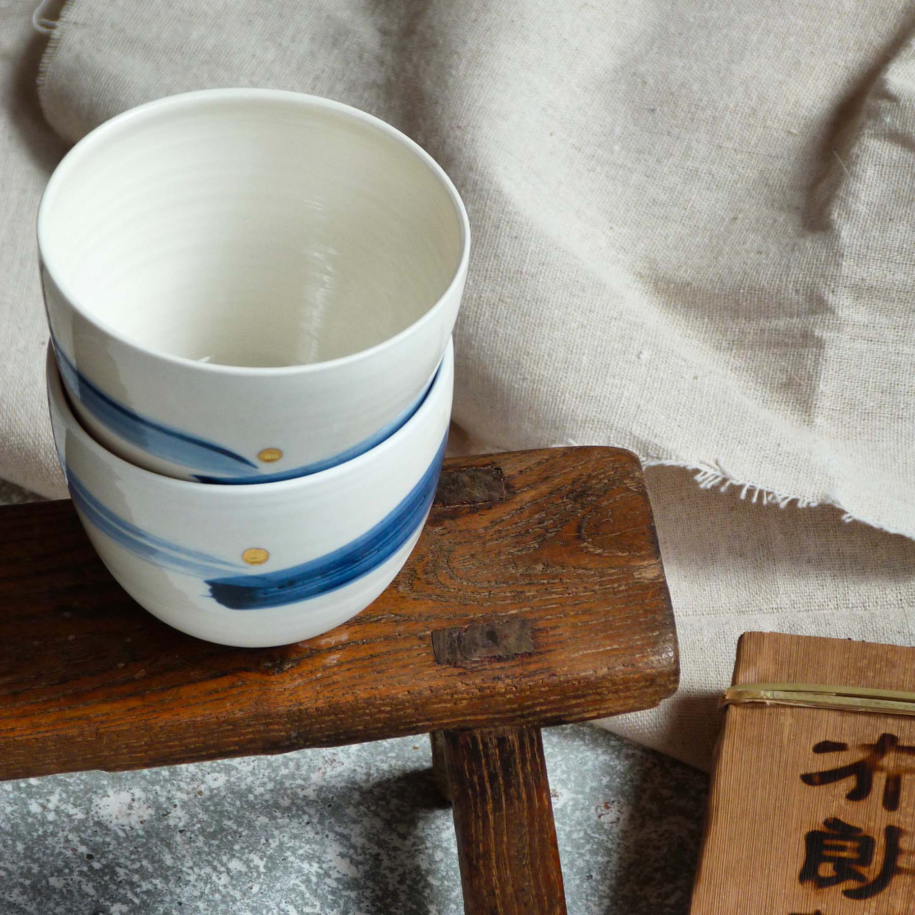bol-porcelaine-émaillé blanc-décor-bleu-point-or-ambre-céramique-clay-made-in-france-L'INATELIER-nantes-inspiration japon