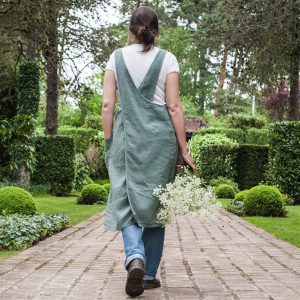 Tablier de Li en lin naturel L'Inatelier Nantes - Couleur Chanvre made in france artisanat français - vert jade - en situation de dos