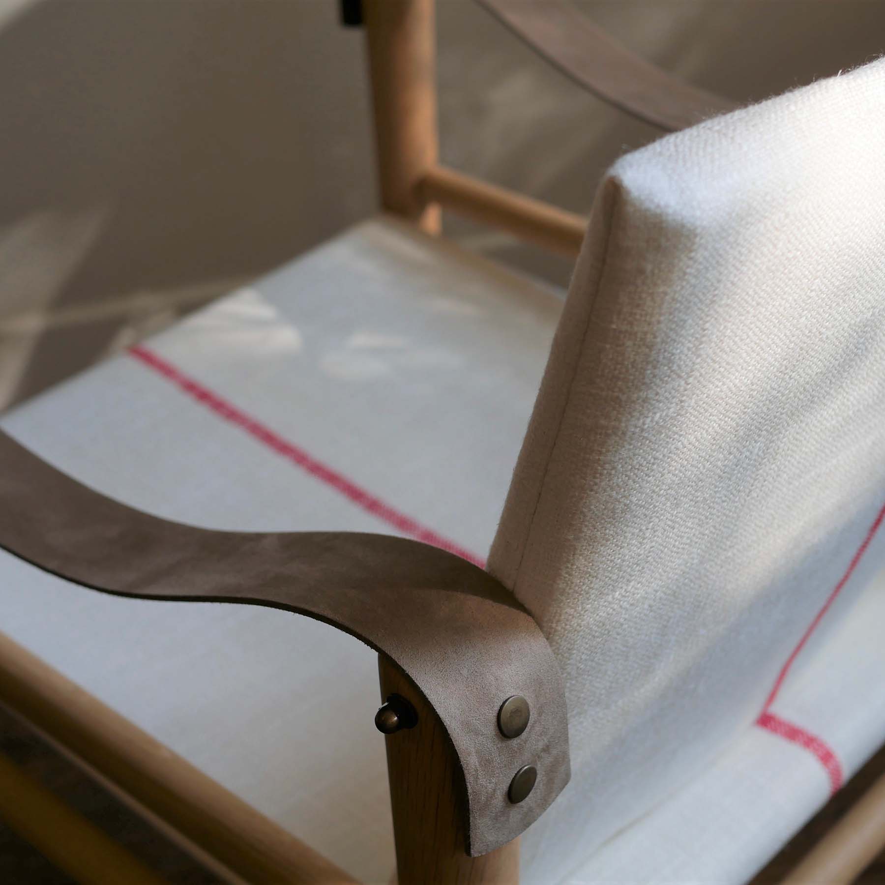 Fauteuil en lin bois et cuir Temps libre F2 bois, lin et cuir_Virginie Lobrot_Linatelier_Nantes_détail