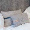 Coussin-doux-en-feutre-de-laine-artisanal-Heloise-levieux-bretagne-made-in-france-nantes-linatelier-interieur-cosy-cocooning-contemporain-plusme-moelleux-décoration-intérieure-cuir-slowmade-fait-main-artisan-art-de-france-bleu-nature