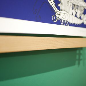 porte affiche_poster pant_Dezzig_support pour sérigraphie et affiche_déco_nantes_L'INATELIER_cadre_bois de hêtre et métal_détail du bas de l'accroche de l'affiche avec la grande bleu de Gwen Guegan