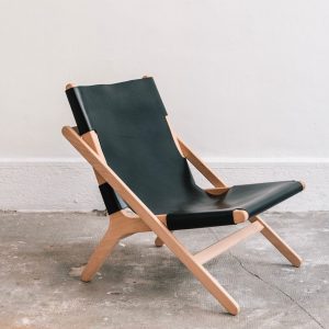 faureuil h noir_An°so design_Anne so_linatelier_design Nantes_Déco_cuir clair_structure bois_artisanat_contemporain_ profil_en situation