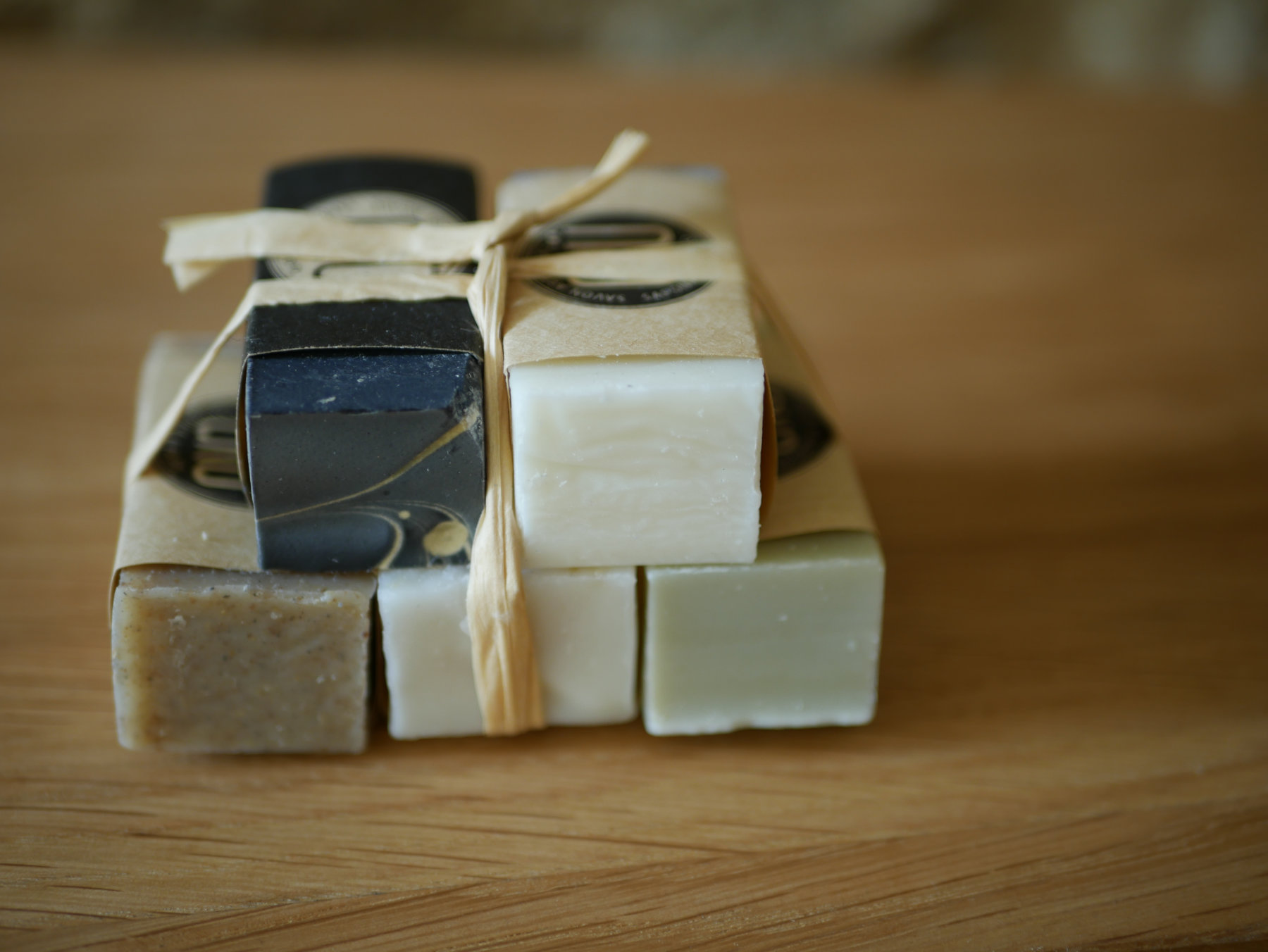 Lot de 5 petits savon cru_artisanaux_locaux_saponnification à froid_naturel_bienfait_salle de bain_savonnerie cru_saponnification à froid_anne_L'Inatelier Nantes_Boutique 100% fabrication française_zoom