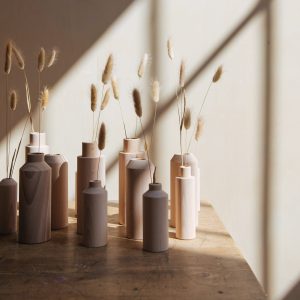 soliflore bois_lot de 3_hetremassif_bois tourné à la main en france_ fabrication artisanale_ An-so design_L'Inatelier_Nantes_Design contemporain_style scandinave_bohème_avec fleurs sechées_en situation