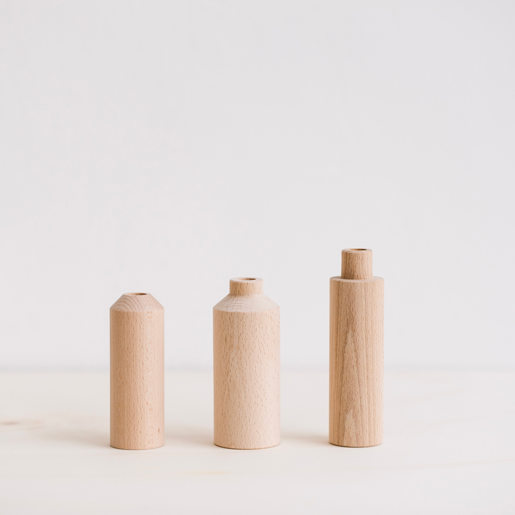 soliflores et vases bois_lot de 3_hetremassif_bois tourné à la main en france_ fabrication artisanale_ An-so design_L'Inatelier_Nantes_Design contemporain_style scandinave_bohème_avec fleurs sechées_