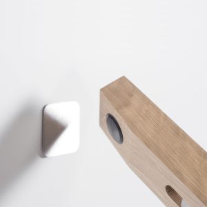 lampadaire nomade volige_drugeot manufacture_LInatelier_nantes_luminaire_lampe_chene massif_fabrication artisanale_ led_lumière indirecte_design_ artisanat contemporain_ anjou_made in france_bois_lumière indirecte_fixation au mur_aimantée