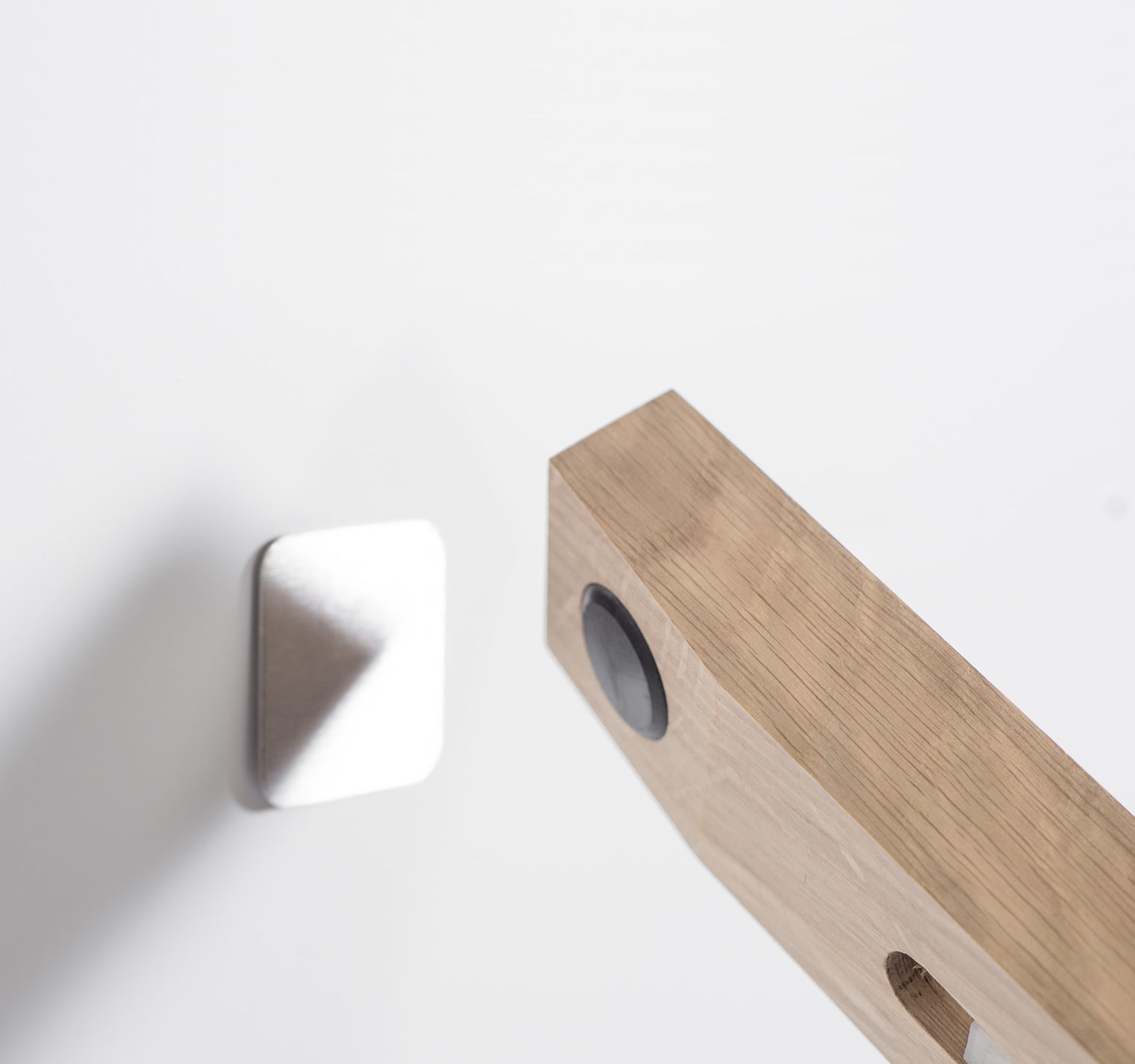 lampadaire nomade volige_drugeot manufacture_LInatelier_nantes_luminaire_lampe_chene massif_fabrication artisanale_ led_lumière indirecte_design_ artisanat contemporain_ anjou_made in france_bois_lumière indirecte_fixation au mur_aimantée