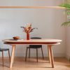 La table ovale extensible PARATI est une table à manger en chêne massif avec rallonge. Fabrication française. Photo principale.