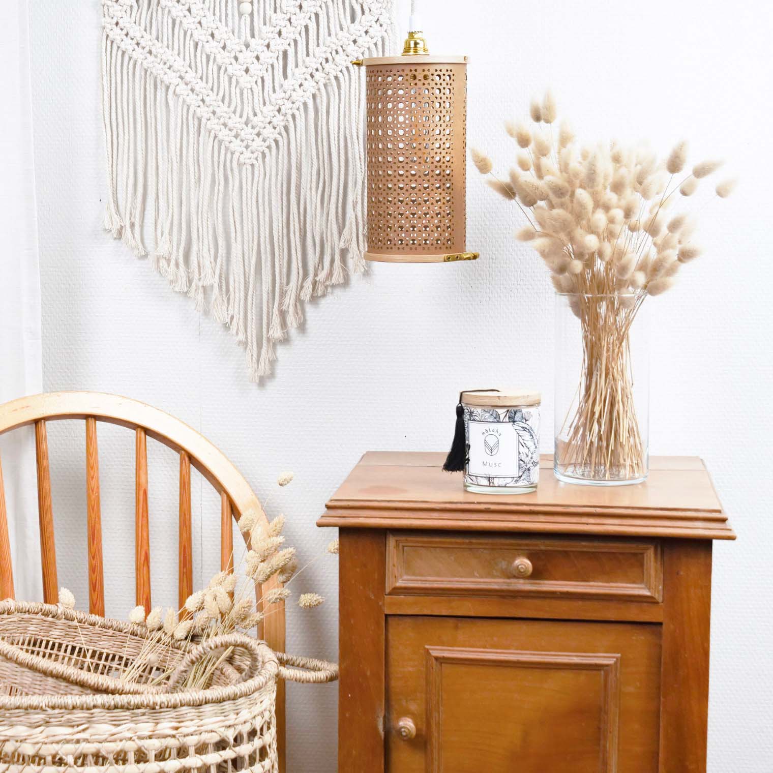 lampe_baladeuse_cannage_kraft_l'inatelier_nantes_boutique déco_studio Matcha_berniolle_led_papier_madeinfrance_fabriqué en bretagne_handmade_artisanat_luminaire_salon_chevet_chambre_en situation mobilier-décoration