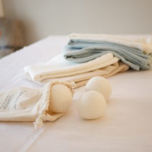 Balle de séchage_lessive_l'Alchimiste_paris_L'Inatelier_Nantes_déco_boutique_concept store_soin du linge_zéro déchet_écoresponsable_laisne_made in France_fabrication française_sachet de coton_droguerie_responsable_maison_entretien_décoration_naturel