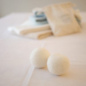 Balle de séchage_lessive_l'Alchimiste_paris_L'Inatelier_Nantes_déco_boutique_concept store_soin du linge_zéro déchet_écoresponsable_laisne_made in France_fabrication française_sachet de coton_droguerie_responsable_maison_entretien_décoration_naturel_lot de 3_détail