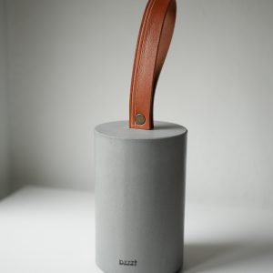 Cale-porte béton et cuir gris fabriqué en France