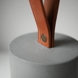 Cale porte en béton et cuir gris made in France