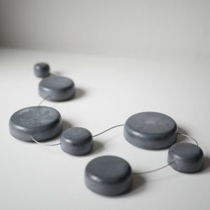 dessous de plat en béton_made in France_BZZZT_Bretagne_Nantes_L'Inatelier_Accessoires table_art de la table_brut_flexible_décoration_cadeau_béton gris foncé