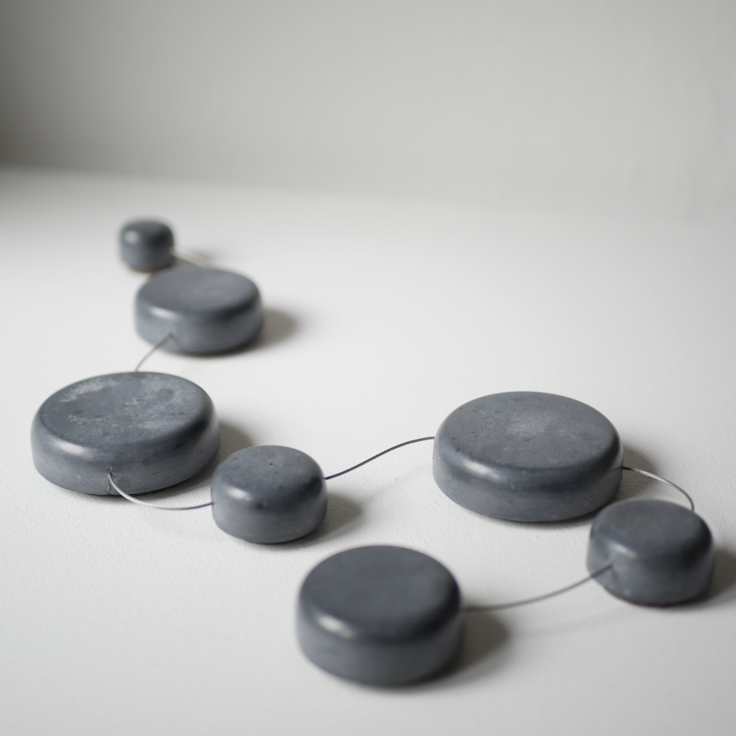 dessous de plat en béton_made in France_BZZZT_Bretagne_Nantes_L'Inatelier_Accessoires table_art de la table_brut_flexible_décoration_cadeau_béton gris foncé