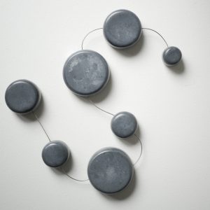 dessous de plat en béton_made in France_BZZZT_Bretagne_Nantes_L'Inatelier_Accessoires table_art de la table_brut_flexible_décoration_cadeau_béton gris foncé_vue dessus