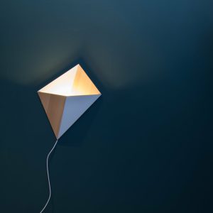 Applique Cerf-volant_enfant_luminaire_chambre_couleur_personnalisable_made in France_ecoconception_bois_durable_artisanat_lampe_décoration_nantes_L'Inatelier