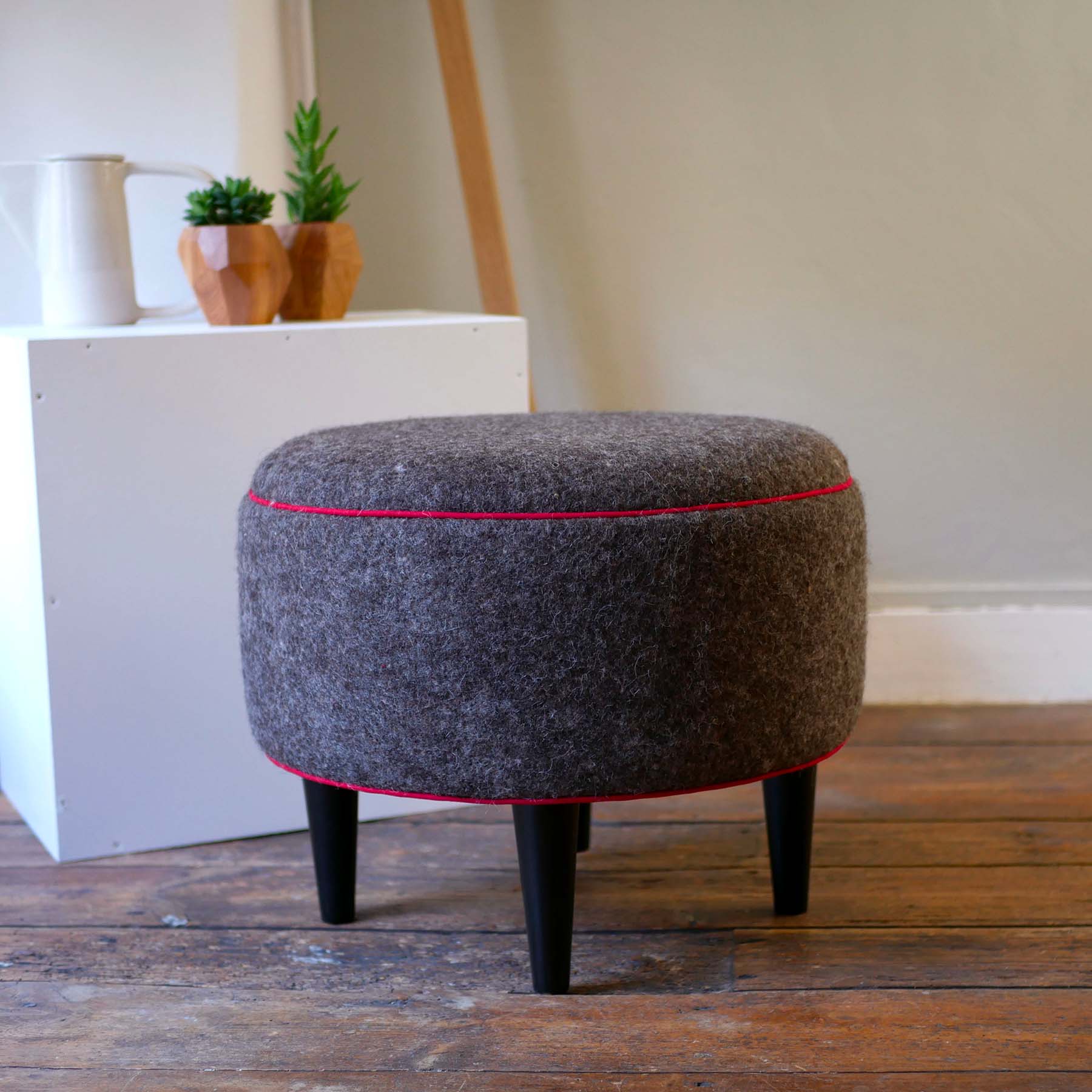 pouf_feutre de laine_naturel_Heloise levieux_L'Inatelier_made in France_Nantes_déco_rond_vue haut_zoom_gris