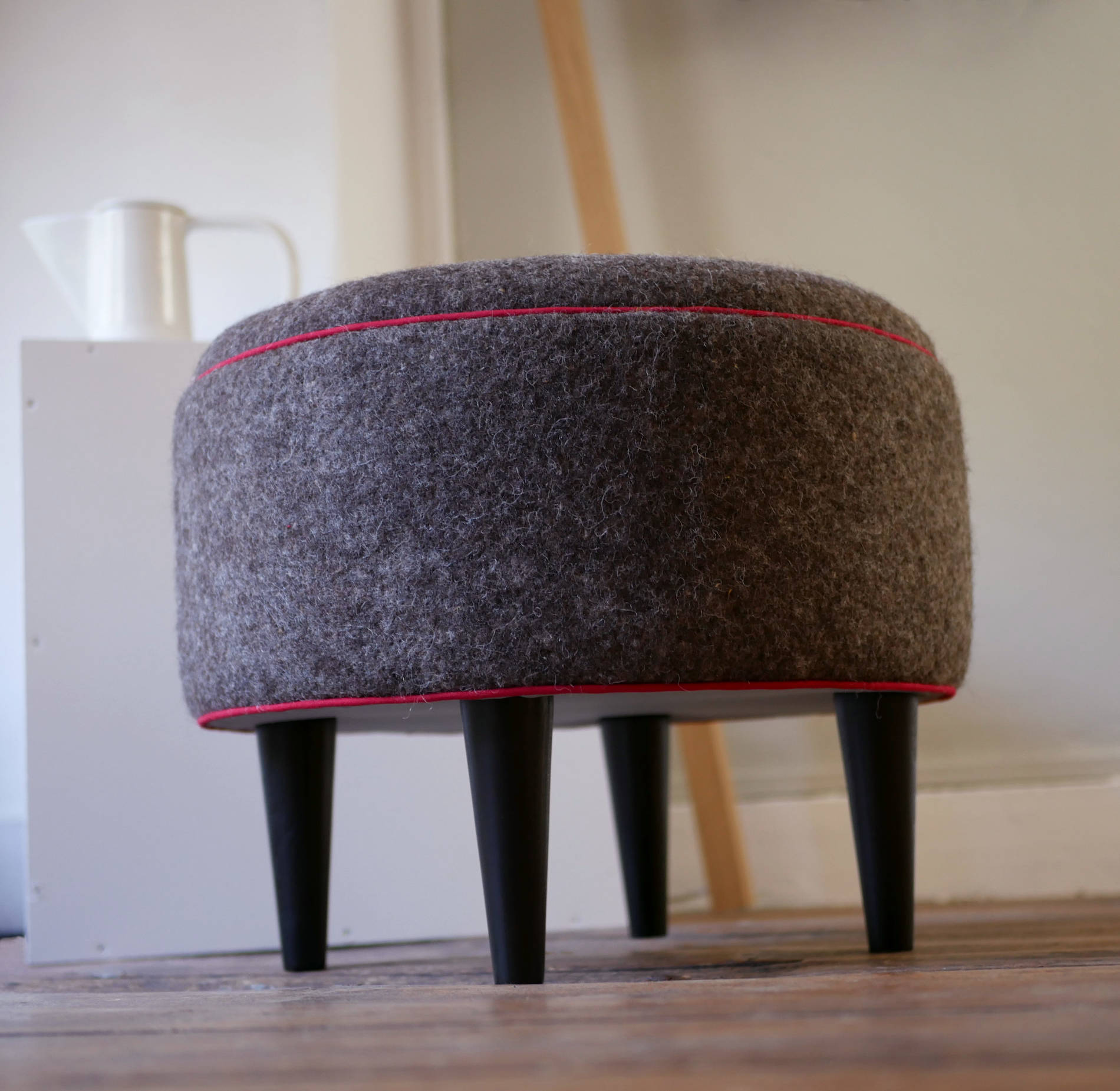 pouf_feutre de laine_naturel_Heloise levieux_L'Inatelier_made in France_Nantes_déco_rond_vue haut_zoom_gris