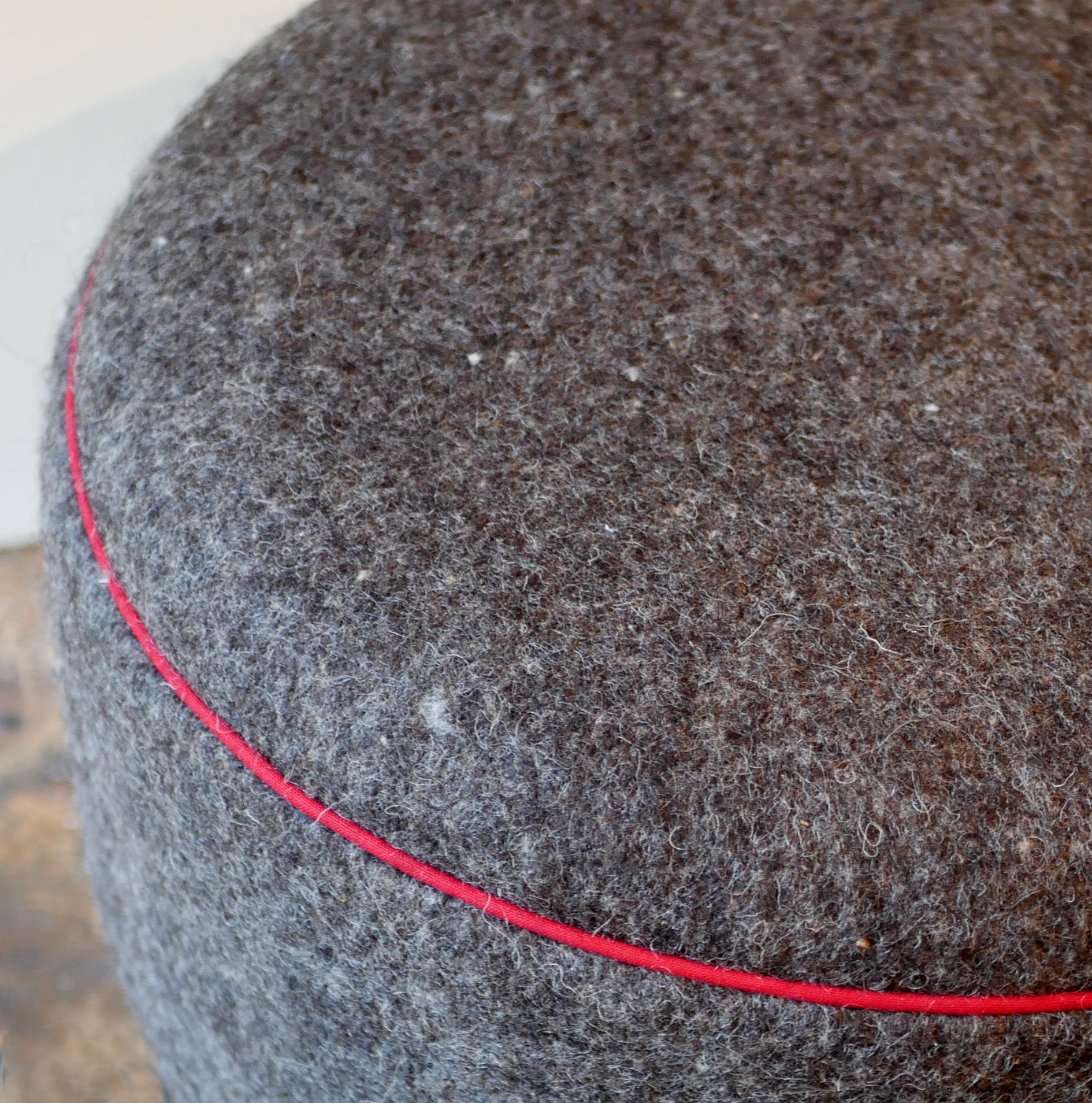 pouf_feutre de laine_naturel_Heloise levieux_L'Inatelier_made in France_Nantes_déco_rond_vue haut_zoom_gris