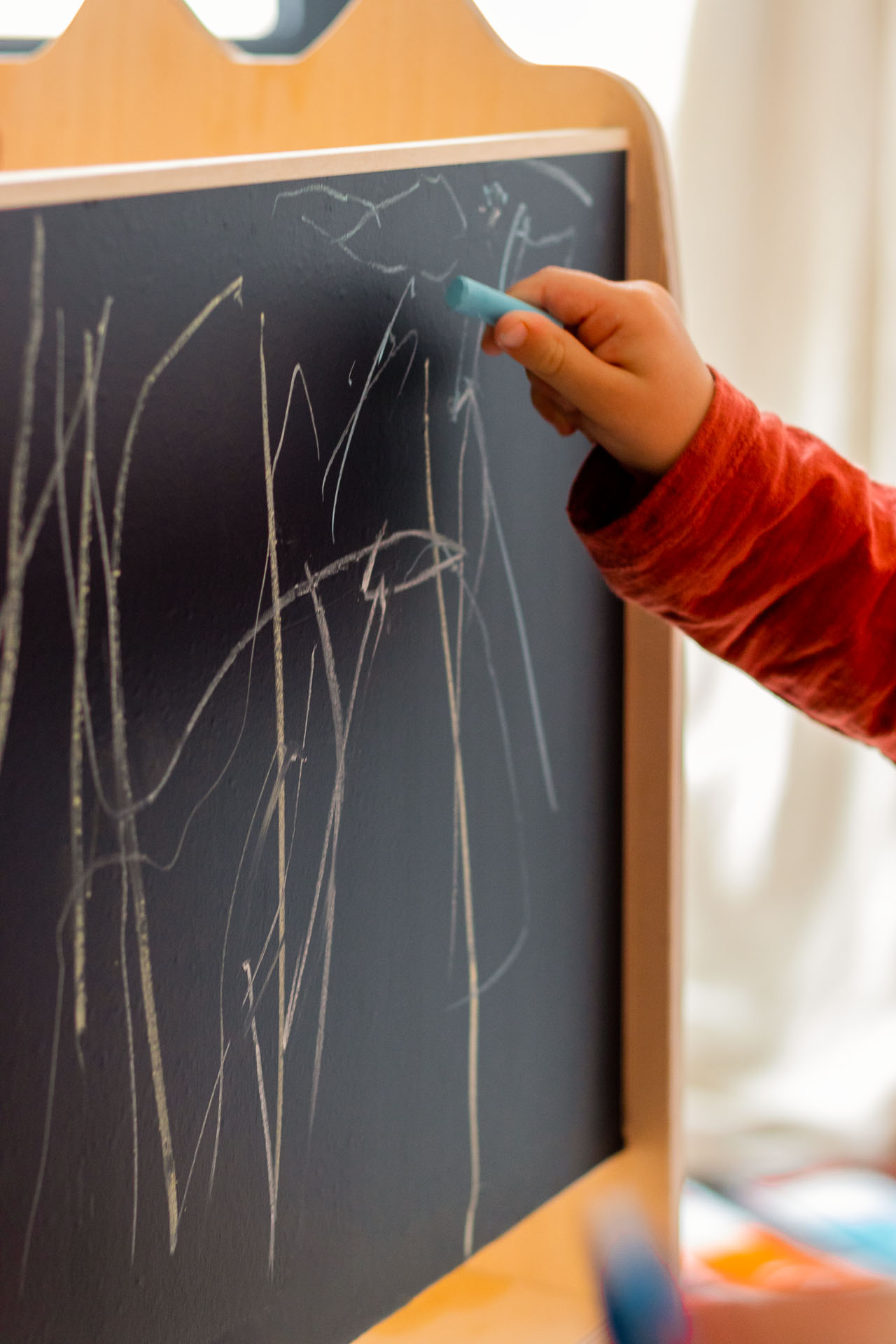 tour-montessori-tout-d'observation-bois-tableau-craie-enfant-meuble-boogy-woody-l'inatelier-made-in-france-nantes-éducation-ludique-décoration-cadeau-noêl-intérieur-détail ardoise-craie