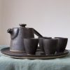 Olivier Roche_Céramique_service à thé_linatelier_made in france_nantes_décoration_art-de-la-table-bretagne-noir-theière-tasse-plateau-cadeau_grès_terre-cuite_ensemble