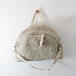 Sac-de-voyage-en- feutre-de-laine- 48h-trousse-textile-lifestyle-Héloïse Levieux-2-transport-collection-design-intérieur-linatelier-nantes-cadeaux-hiver-cocooning-cosy