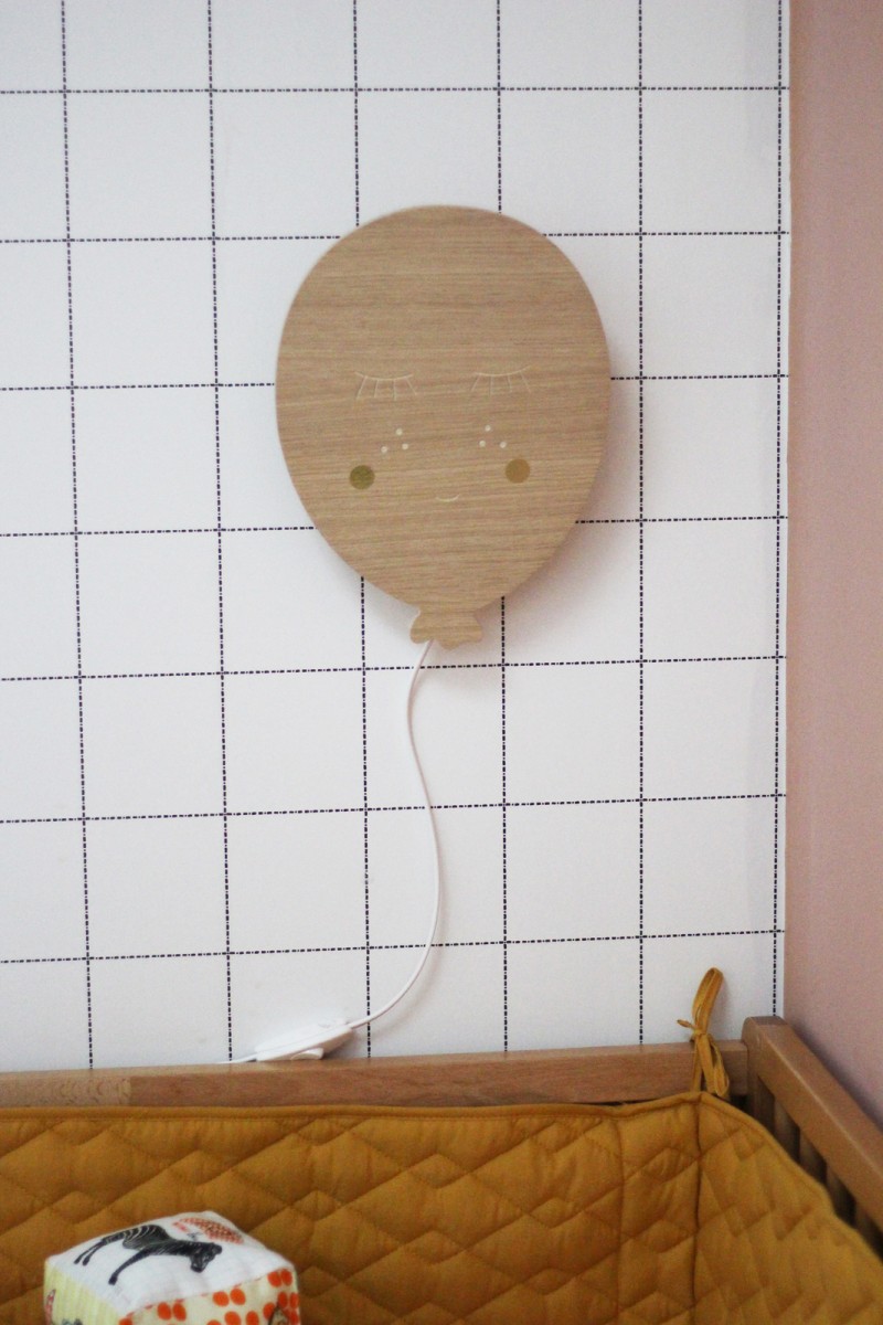 applique-ballon-en-bois-april-eleven-design-minimaliste-made-in-france-bébé-cadeau-naissance-fille-garcon-linatelier-nantes-boutique-déco-inspiration-en-situation_face