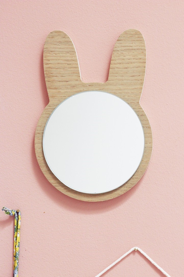 miroir-lapin-en-bois-chambre-enfants_april-evelen-décoration_déco_made-in-france_tendance_artisanat_cadeau_naissance_linatelier_nantes_fond-rose
