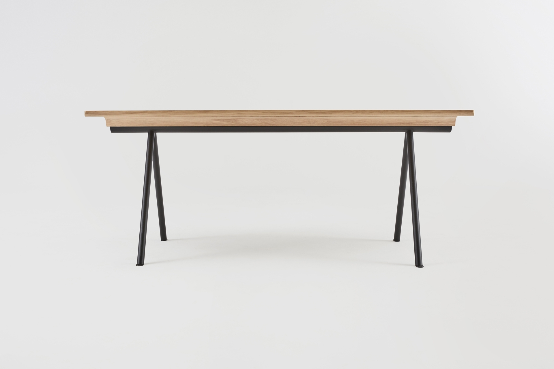 table_tarmak_hetch_mobilier_meuble_repas_salle-à-manger_bois_massif_chene_made-in-france-sur-mesure_métal_france_artisanat_design_vue-profil-longueur_linatelier_nantes