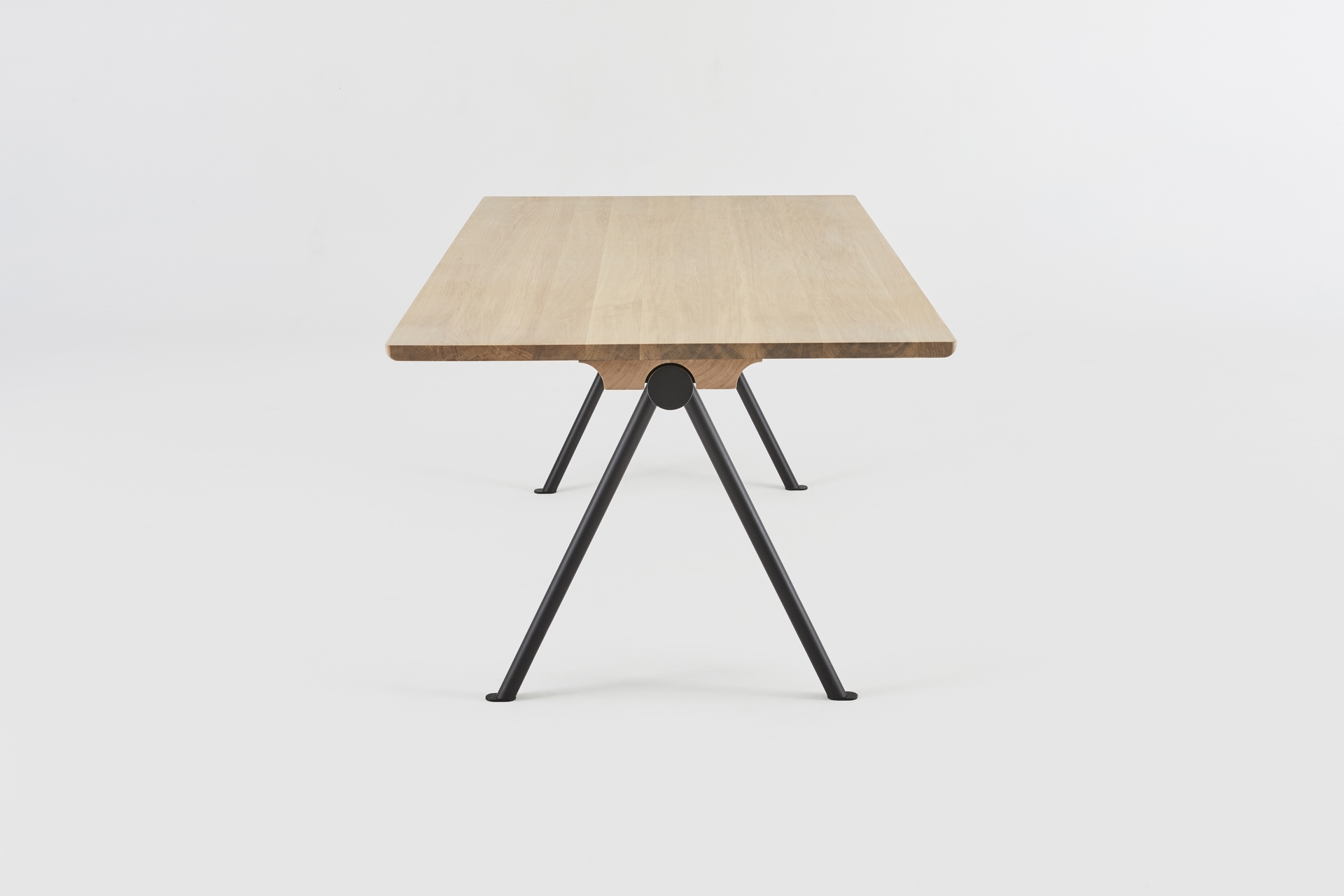 table_tarmak_hetch_mobilier_meuble_repas_salle-à-manger_bois_massif_chene_made-in-france-sur-mesure_métal_france_artisanat_design_vue largeur