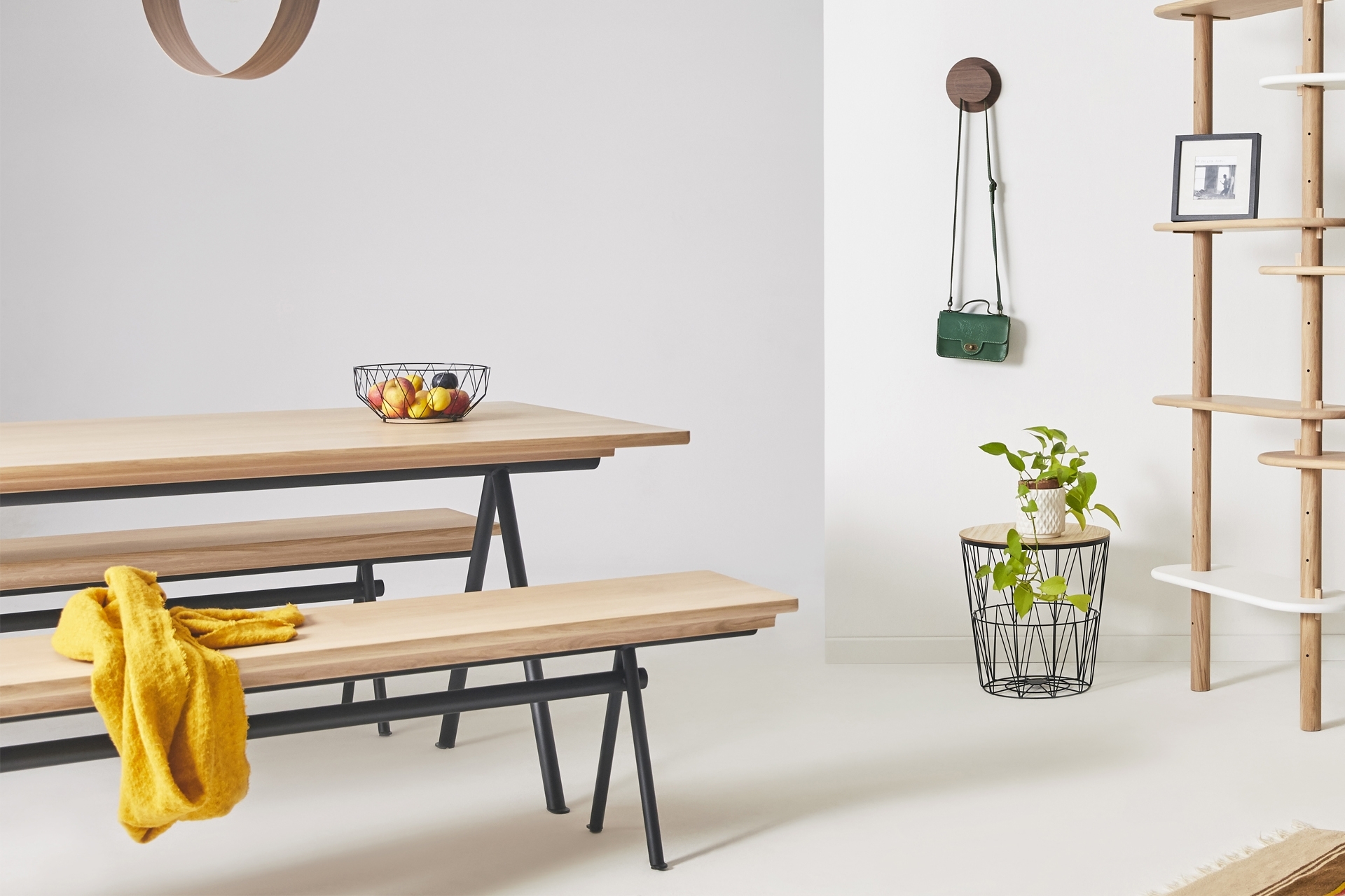 table_tarmak_hetch_mobilier_meuble_repas_salle-à-manger_bois_massif_chene_made-in-france-sur-mesure_métal_france_artisanat_design_vue-en-situation_banc_linatelier_nantes