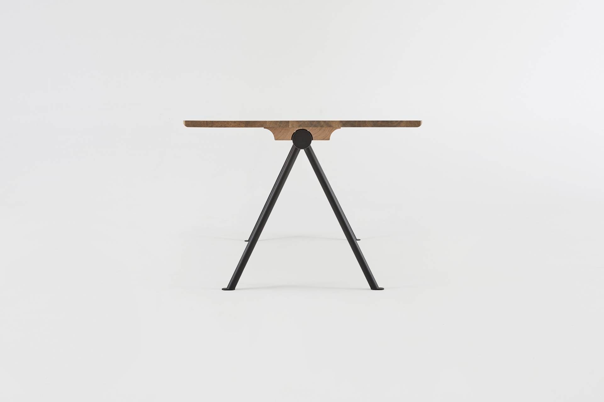 table_tarmak_hetch_mobilier_meuble_repas_salle-à-manger_bois_massif_chene_made-in-france-sur-mesure_métal_france_artisanat_design_vue-profil-largeur_linatelier_nantes