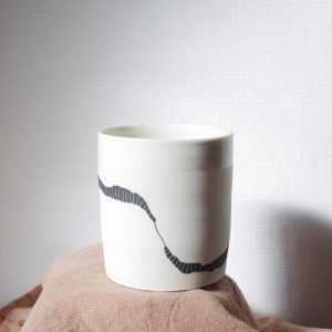 Tasse artisanale en porcelaine à l'engobe noir margot coville