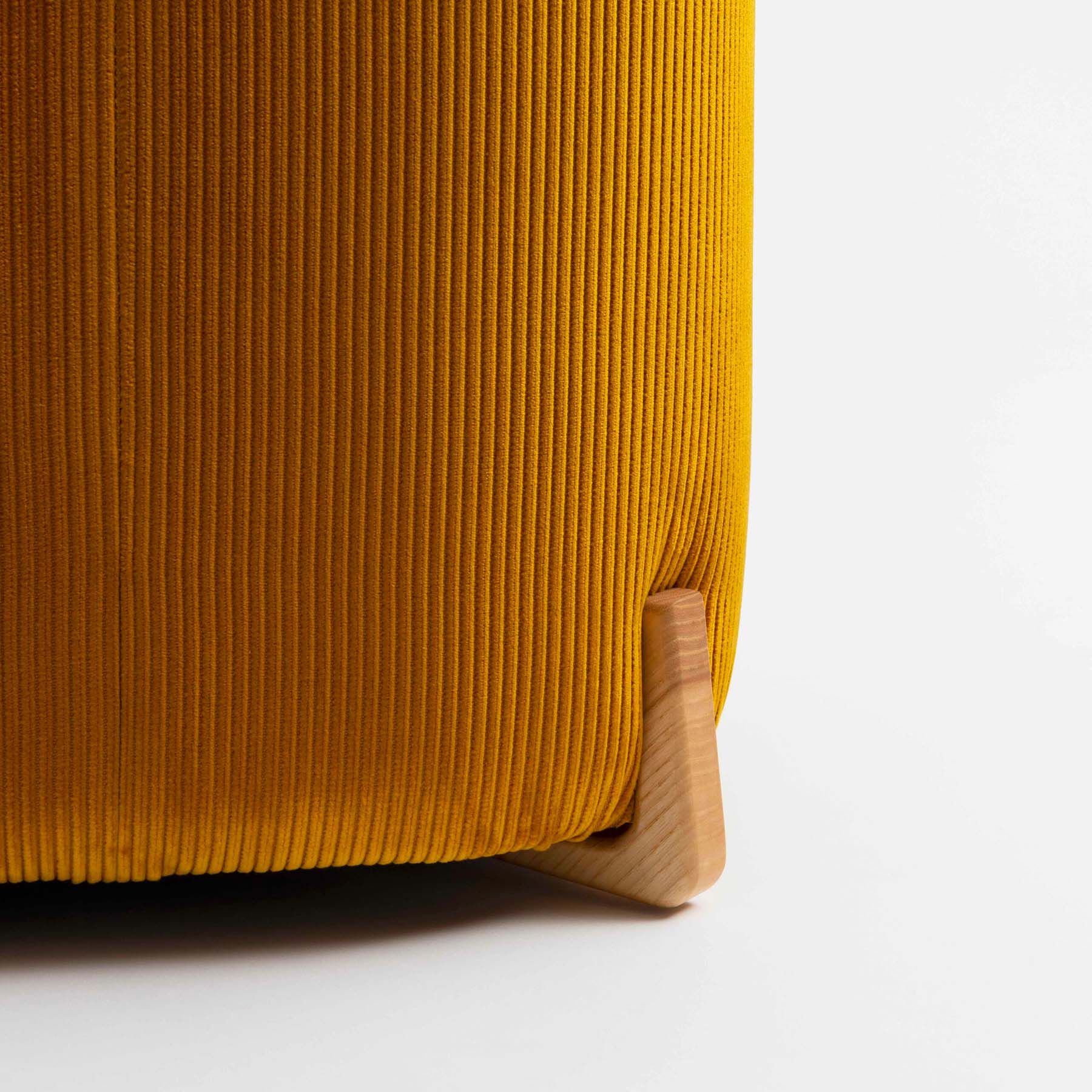 Pouf en velours côtelé & bois - Muaje