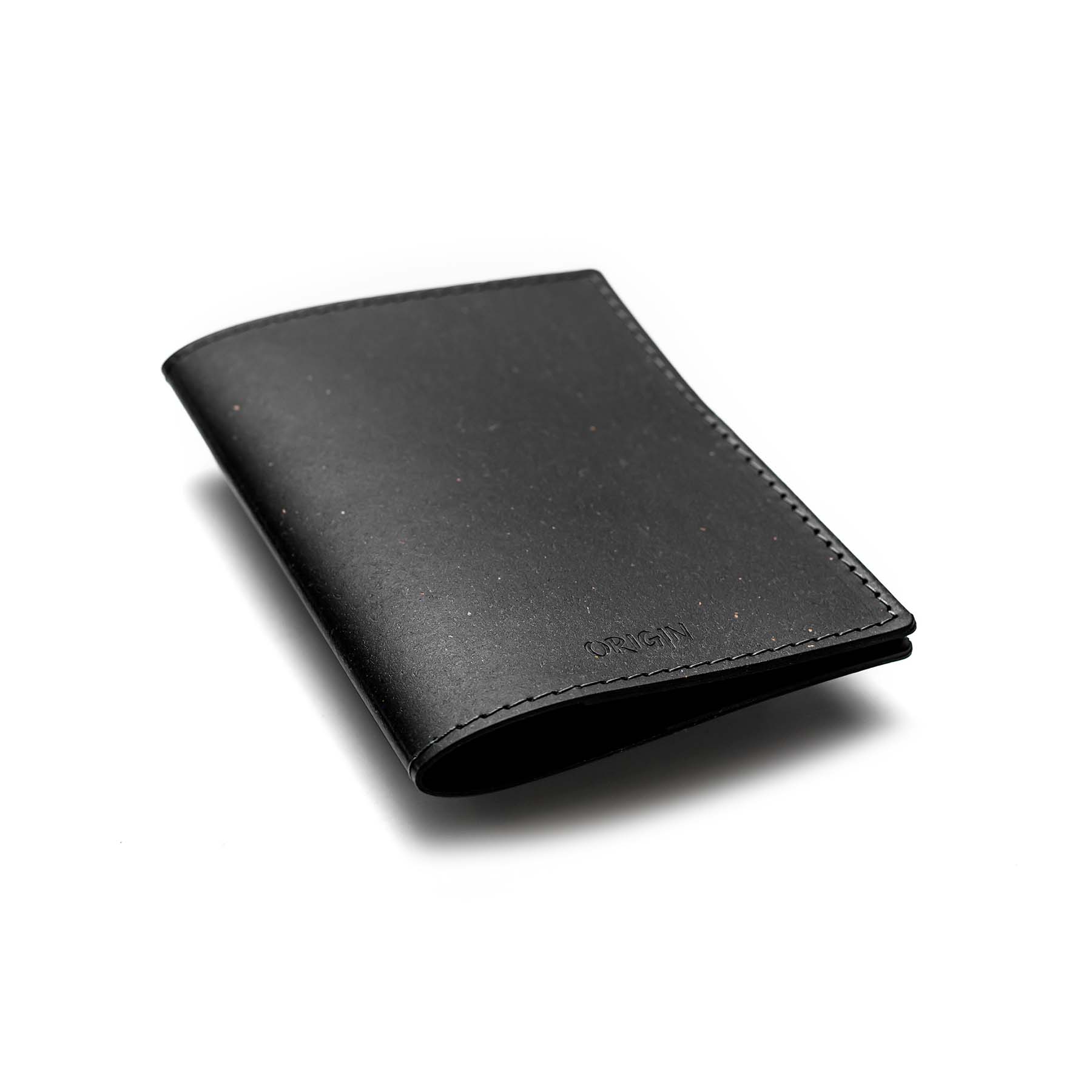 Porte-passeport-cuir-recyclé-maison-origine-voyages-linatelier-nantes-accessoires-maroquinerie-pochette-fermée-noir