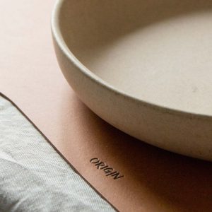 Détail set de table cuir recyclé- teinte naturelle - art de la table