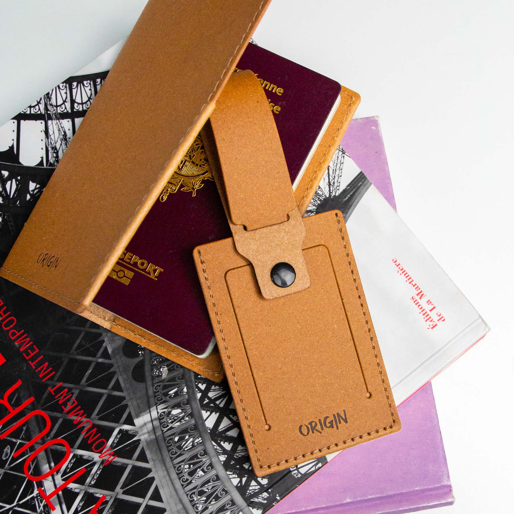 Porte-passeport-cuir-recyclé-maison-origine-voyages-linatelier-nantes-accessoires-maroquinerie-pochette-ouvert-vue-intérieure-naturel-en situation avec étiquette adresse