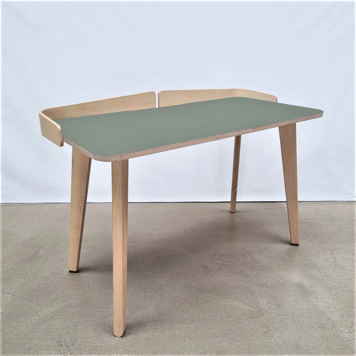 bureau-bois-et-plateau-de-couleur-vert-olive-yosemite-skog-linatelier-disponible à Nantes-déco