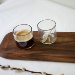 Tasse expresso-vert-transparent-upcycling-design-art-de-la-table-cuisine-pause-café-gloup-linatelier-nantes